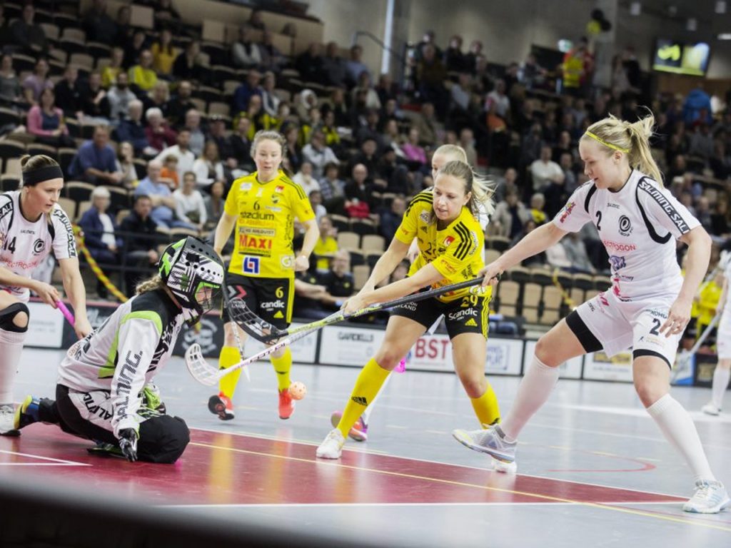 Målchans i en innebandymatch där målvakten räddar